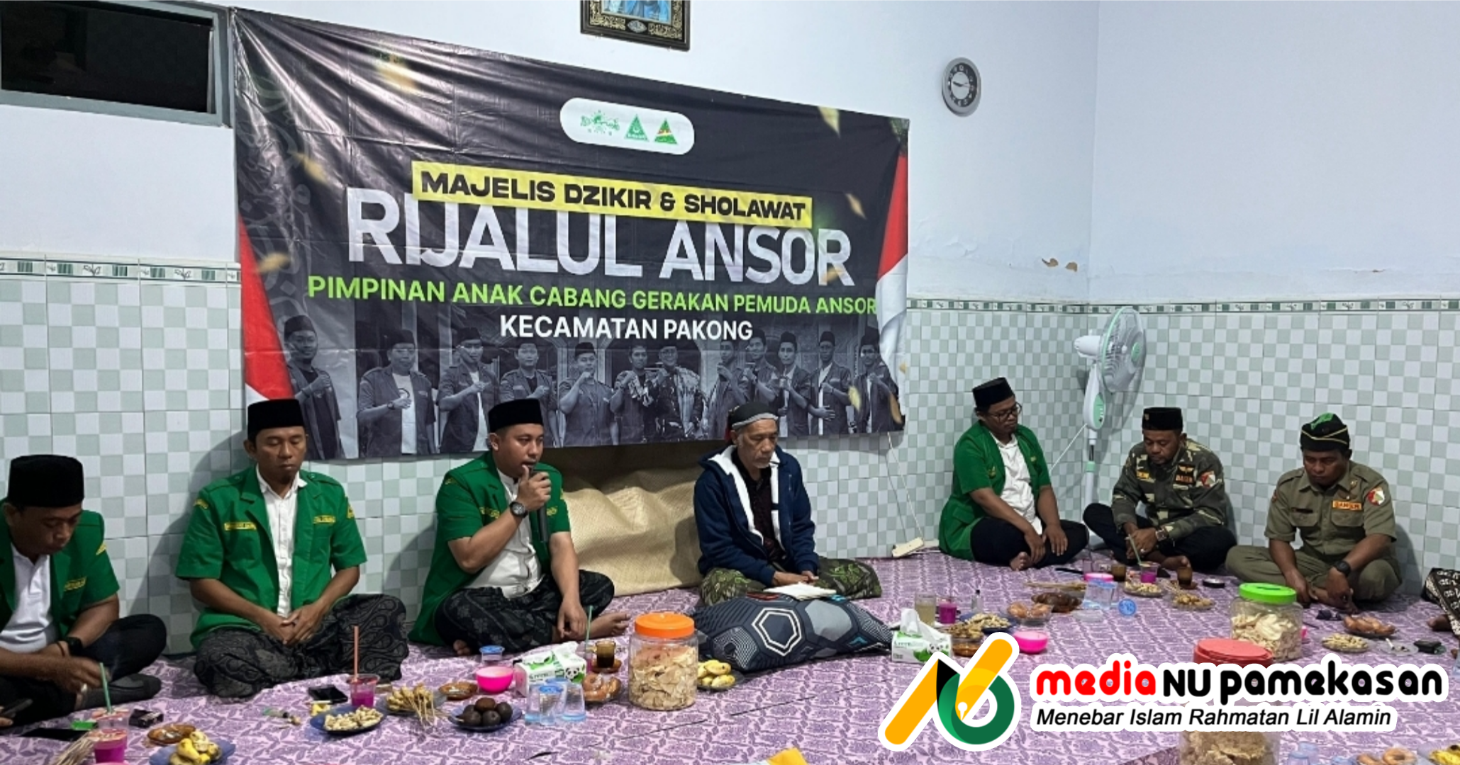 Kiai Raden As'ad (tengah), saat menyambut rombongan PC GP Ansor Pamekasan